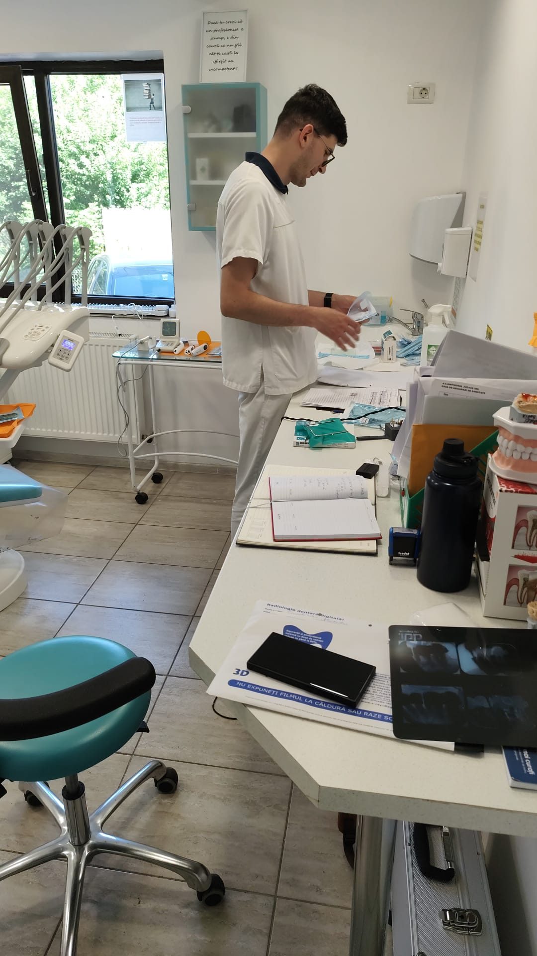 Medic în cabinetul de chirurgie și protetică al clinicii Danymed din Valea Adâncă, Iași